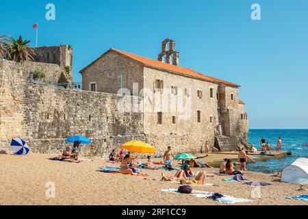 Leute, die sich am Strand in der Nähe von wals in der Altstadt von Budva entspannen. Montenegro Stockfoto