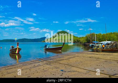 Langboot vom Laem Kruat Pier zur Insel Koh Jum, Provinz Krabi, Thailand. Stockfoto