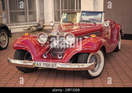 Kiew, Ukraine - 02. November 2022: Mercedes-Benz 500K Retro-Cabriole, Vorderansicht. Stockfoto