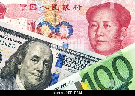 US-Dollar-, Euro- und Yuan-Banknoten. Ökonomisches Kriegskonzept Stockfoto