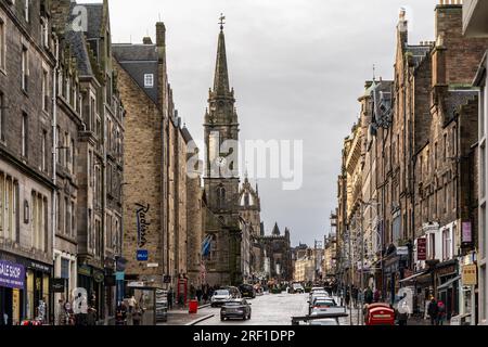 Edinburghs Royal Mile, die berühmteste und ikonischste Straße der Stadt. Edinburgh, Schottland, Januar 2023. Stockfoto