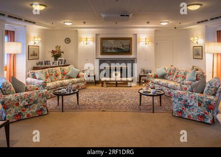 Edinburgh, Schottland, Januar 2023. Der luxuriöse State Drawing Room der Royal Yacht Britannia Stockfoto