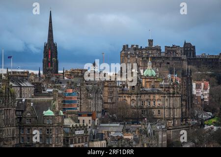 Malerischer Panoramablick auf die Skyline der Altstadt von Edinburgh, Schottland Stockfoto