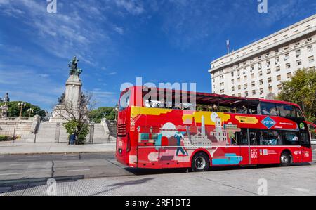 Hop-on-Hop-off-Tour mit Blick auf den Bus Touristen an Bord der berühmten Plaza Del Congreso Congressional Plaza Buenos Aires City Square Senate Building Stockfoto