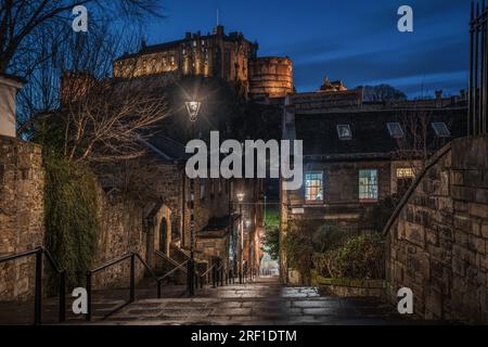 Malerischer Blick auf Edinburgh Castle von der Vennel Steps in Grassmarket, Schottland Stockfoto