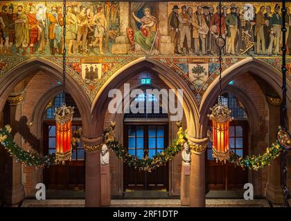 Edinburgh, Schottland, Januar 2023. Die große Halle der Schottischen National Portrait Gallery mit ihren wunderschönen Dekorationen Stockfoto