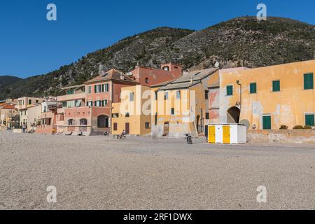 Farbenfrohe Fischerhäuser (Borgo Saraceno) am Strand von Varigotti, Provinz Savona, Ligurien, Italien Stockfoto