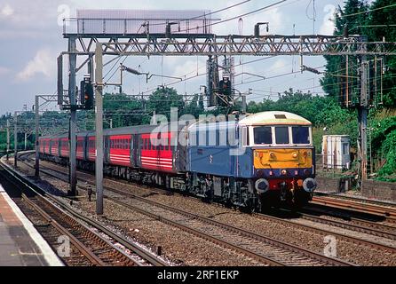 Eine elektrische Lokomotive der Klasse 86, Nummer 86233, in elektrischer blauer Retro-Lackierung, die an der Virgin West Coast im Carpenders Park arbeitet. 16. Juli 2002 Stockfoto