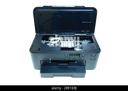 Tintenstrahldrucker mit offenem Deckel für freie Sicht auf den Schlitten, wobei die Tintenpatronen sicher eingesetzt sind. Stockfoto