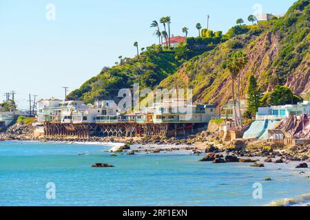 Blick auf die Pfahlbauten am Malibu Beach in Kalifornien, die sich harmonisch in die natürliche Umgebung einfügen und einen ruhigen Rückzugsort bieten Stockfoto