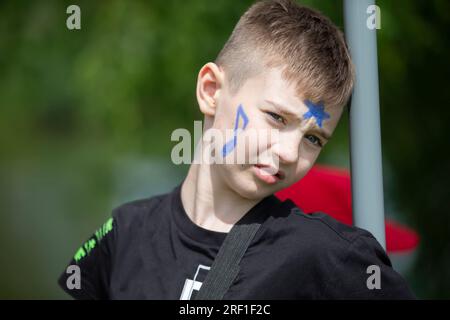 27. Mai, 2021. Belarus. Dorf Yagodnaya. Kinderurlaub. Porträt eines Jungen mit einer gemalten Notiz im Gesicht. Stockfoto