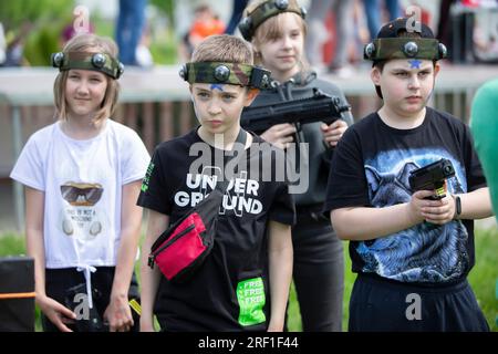 Belarus, Dorf Yagodnaya, 27. Mai 2021. Kinderurlaub. Kinder mit Laserwaffen spielen Laser-Tag. Stockfoto