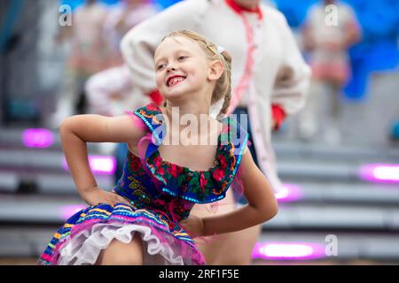 20. August 2022. Weißrussland, die Stadt Gomil. Urlaub auf der Straße der Stadt. Das Mädchen tritt auf, tanzt. Stockfoto