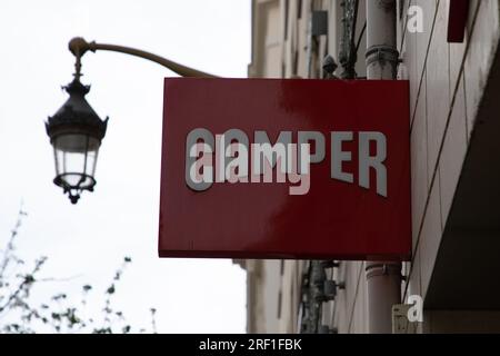 lyon , Frankreich - 07 25 2023 : Camper-Logo und Markentext Vorderseite des Fassadeneingangs Sportschuhgeschäft Schuhe Hersteller von Sportmode-Schuhen Stockfoto