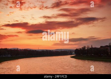 Ufer des Flusses bei Sonnenaufgang. Die längste Lindenallee in europa. Beliebtes Reiseziel der ukraine Stockfoto
