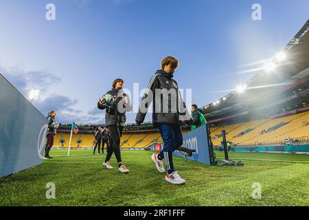 Wellington, Neuseeland. 31. Juli 2023. Zwei japanische Spieler kehren in den Umkleideraum zurück, bevor sie beim FIFA Womens World Cup Gruppe C-Spiel 2023 zwischen Japan und Spanien im Regional Stadium in Neuseeland starten (Kreditbild: ©James Foy/Alamy Live News) Stockfoto