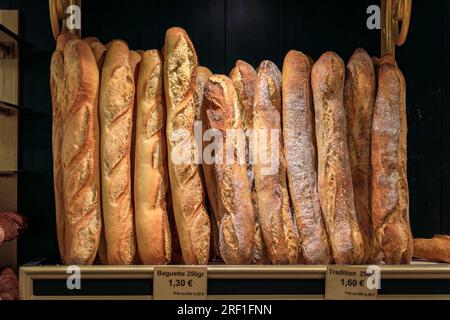 Frisch gebackene, rustikale französische Baguettes werden in einer handwerklichen Bäckerei in der Altstadt oder in Vieil Antibes, Südfrankreich, ausgestellt Stockfoto