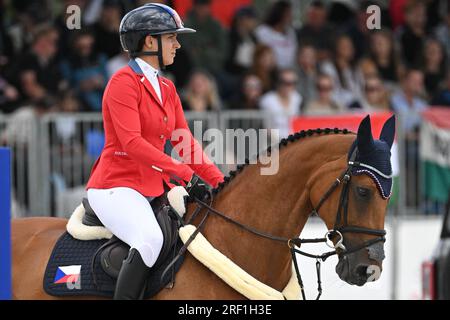 Prag, Tschechische Republik. 28. Juli 2023. Anna Kellnerova aus der Tschechischen Republik tritt am Prag-Cup CET, internationalen Springwettbewerben der Kategorie CSIO4*, Nationenpokal in Prag, Tschechische Republik, am 28. Juli 2023 an. Kredit: Michal Kamaryt/CTK Photo/Alamy Live News Stockfoto