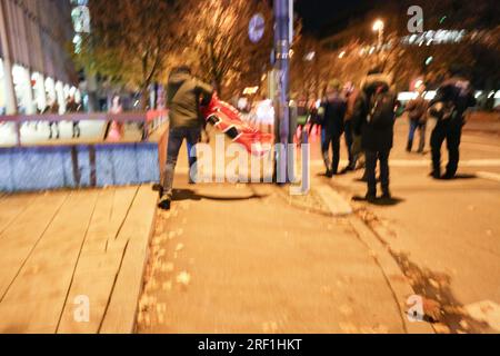 München, Deutschland. 07. November 2016. Neonazis und Rechtsextremisten der Pegida ( Patriotische Europäer gegen die Islamisierung des Okzident ) München versammelte sich am 7. November 2017 vor der Feldherrnhalle in München. Neonazis der III Weg nahm das Datum in der Nähe der Reichspopromnacht als Anlass und zündete sogenannte Sparkler an. (Foto: Alexander Pohl/Sipa USA) Guthaben: SIPA USA/Alamy Live News Stockfoto