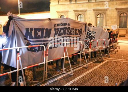 München, Deutschland. 07. November 2016. Neonazis und Rechtsextremisten der Pegida ( Patriotische Europäer gegen die Islamisierung des Okzident ) München versammelte sich am 7. November 2017 vor der Feldherrnhalle in München. Neonazis der III Weg nahm das Datum in der Nähe der Reichspopromnacht als Anlass und zündete sogenannte Sparkler an. (Foto: Alexander Pohl/Sipa USA) Guthaben: SIPA USA/Alamy Live News Stockfoto