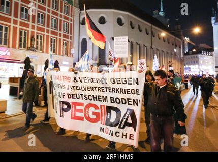 München, Deutschland. 07. November 2016. Neonazis und Rechtsextremisten der Pegida ( Patriotische Europäer gegen die Islamisierung des Okzident ) München versammelte sich am 7. November 2017 vor der Feldherrnhalle in München. Neonazis der III Weg nahm das Datum in der Nähe der Reichspopromnacht als Anlass und zündete sogenannte Sparkler an. (Foto: Alexander Pohl/Sipa USA) Guthaben: SIPA USA/Alamy Live News Stockfoto