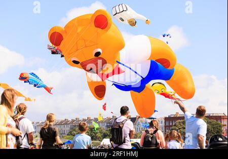 Eine Sammlung von Hunderten atemberaubenden 3D Drachen schmückte heute Morgen die Skyline von Southsea in Hampshire im Rahmen des jährlichen Portsmouth International Kite Festival. Die abgebildeten Drachen enthielten Designs von Tieren von Katzen über Kühe bis hin zu Meeresbewohnern, von denen viele größer als ein Auto waren. Stockfoto