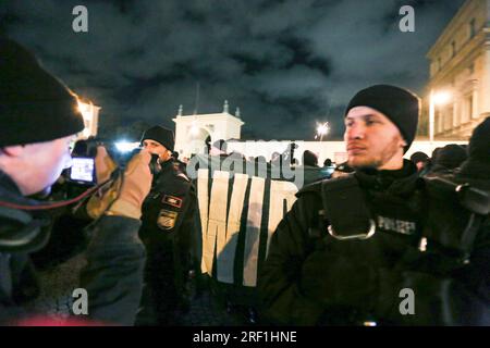 München, Deutschland. 07. November 2016. Neonazis und Rechtsextremisten der Pegida ( Patriotische Europäer gegen die Islamisierung des Okzident ) München versammelte sich am 7. November 2017 vor der Feldherrnhalle in München. Neonazis der III Weg nahm das Datum in der Nähe der Reichspopromnacht als Anlass und zündete sogenannte Sparkler an. (Foto: Alexander Pohl/Sipa USA) Guthaben: SIPA USA/Alamy Live News Stockfoto