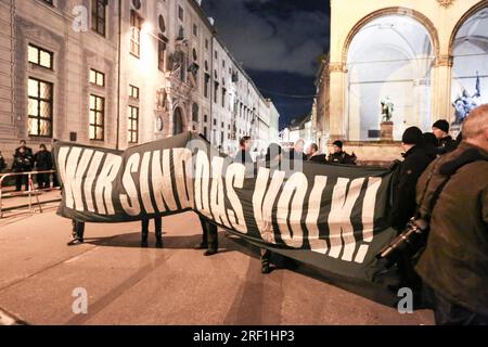 München, Deutschland. 07. November 2016. Neonazis und Rechtsextremisten der Pegida ( Patriotische Europäer gegen die Islamisierung des Okzident ) München versammelte sich am 7. November 2017 vor der Feldherrnhalle in München. Neonazis der III Weg nahm das Datum in der Nähe der Reichspopromnacht als Anlass und zündete sogenannte Sparkler an. (Foto: Alexander Pohl/Sipa USA) Guthaben: SIPA USA/Alamy Live News Stockfoto