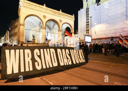 München, Deutschland. 07. November 2016. Neonazis und Rechtsextremisten der Pegida ( Patriotische Europäer gegen die Islamisierung des Okzident ) München versammelte sich am 7. November 2017 vor der Feldherrnhalle in München. Neonazis der III Weg nahm das Datum in der Nähe der Reichspopromnacht als Anlass und zündete sogenannte Sparkler an. (Foto: Alexander Pohl/Sipa USA) Guthaben: SIPA USA/Alamy Live News Stockfoto