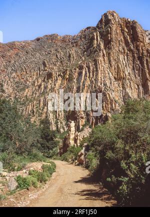 Der Swartberg-Pass führt über die Swartberg-Berge am Rand der Little Karoo in der Provinz Westkap von Südafrika. Stockfoto