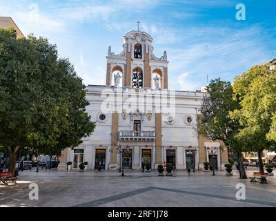 TARANTO, ITALIEN - 29. OKTOBER 2021: Kirche Chiesa del Carmine im Zentrum von Taranto, Italien, mit Geschäften am sonnigen Morgen Stockfoto