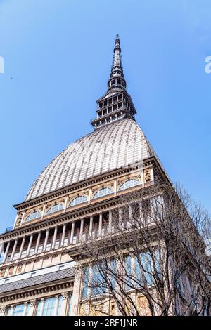 Die Mole Antonelliana, ein bedeutendes Wahrzeichen in Turin, beherbergt das National Cinema Museum, das höchste nicht verstärkte Backsteingebäude der Welt. Stockfoto