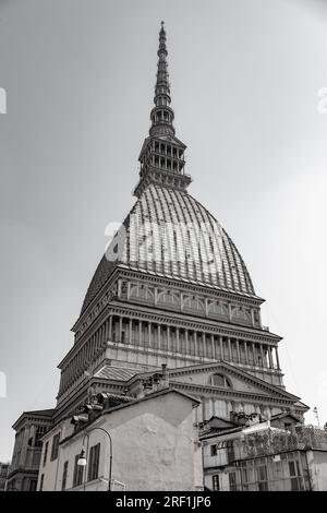 Die Mole Antonelliana, ein bedeutendes Wahrzeichen in Turin, beherbergt das National Cinema Museum, das höchste nicht verstärkte Backsteingebäude der Welt. Stockfoto