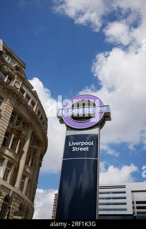 London, Vereinigtes Königreich, Mai 16. 2022: Liverpool Street Elizabeth Line Station. Das U-Bahn-Schild für den Haupteingang zur Liverpool Street Station Stockfoto