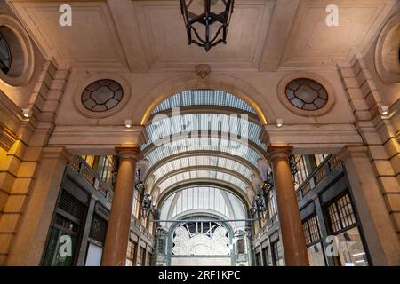 Turin, Italien - 28. März 2022: Galleria San Federico ist ein Geschäftsgebäude im historischen Zentrum von Turin. Es wurde in den 1930er Jahren erbaut und beherbergt zahlreiche Stockfoto