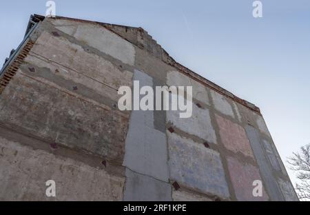 Fassade eines mehrstöckigen Gebäudes nach Abriss des Nachbarhauses Stockfoto