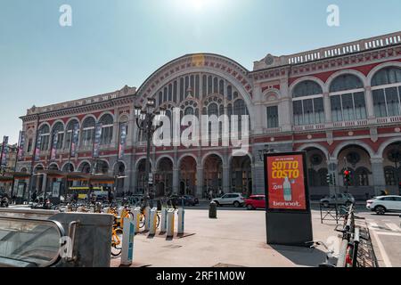 Turin, Italien - 28. März 2022: Der Bahnhof Torino Porta Nuova ist der Hauptbahnhof von Turin, der nach Rom der dritthäufigste Bahnhof Italiens ist Stockfoto