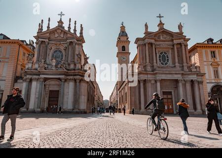 Turin, Italien - 28. März 2022: Piazza San Carlo ist einer der wichtigsten Plätze in Turin. Es wurde im 16. Und 17. Jahrhundert angelegt und ist ein Beispiel Stockfoto