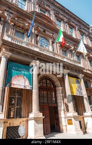 Turin, Italien - 27. MÄRZ 2022: Das Ägyptische Museum Museo Egizio ist ein archäologisches Museum, das sich auf ägyptische Archäologie und Anthropologie, V, spezialisiert hat Stockfoto