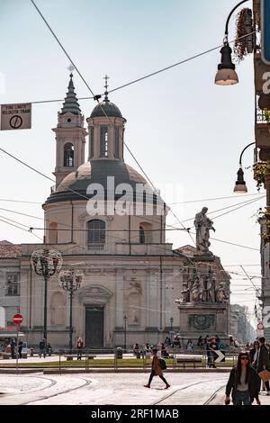 Turin, Italien - 27. März 2022: Piazza Carlo Emanuele II ist einer der wichtigsten Plätze im Zentrum von Savoyen, durchquert von der Via Maria Vittoria und Stockfoto