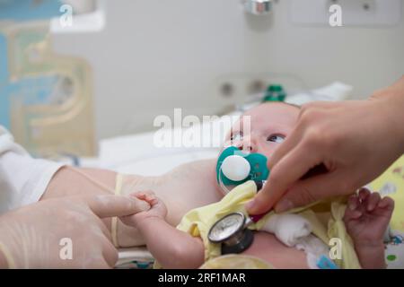 31. Mai 2021. Weißrussland, Gomil. Neugeborenen-Intensivstation. Der Arzt hört auf das Herz eines Neugeborenen. Stockfoto