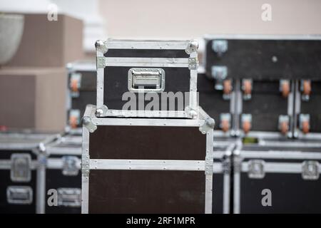 Kisten für Musikgeräte. Professionelle Bühnenausrüstung ist in speziellen Kartons verpackt. Stockfoto