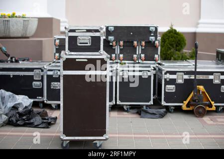 Kisten für Musikgeräte. Professionelle Bühnenausrüstung ist in speziellen Kartons verpackt. Stockfoto