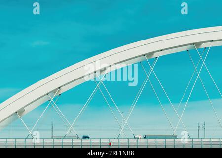Zwei Lkw überqueren die Brücke über die Donau in Novi Sad Stockfoto