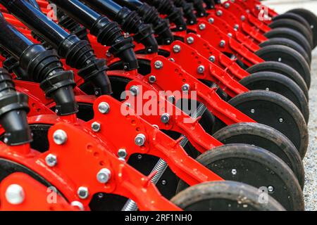 Nahaufnahme der landwirtschaftlichen Sämaschine mit selektivem Fokus Stockfoto