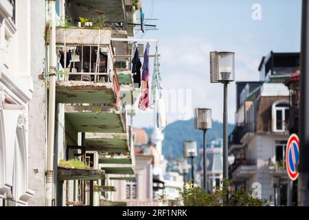 Touristenstraßen der georgianischen Stadt Batumi mit alten Häusern und Wäschetrocknung an Wäscheleinen. Stockfoto