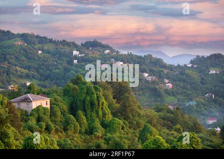Wunderschöne Touristenlandschaft in einer Bergregion mit einem kleinen Haus und einem bunten Himmel. Berge von Georgia. Stockfoto