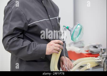 Der Arzt hält eine Sauerstoffmaske in der Hand. Stockfoto