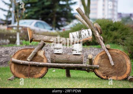 Skulpturenmotorrad aus Holz. Stockfoto