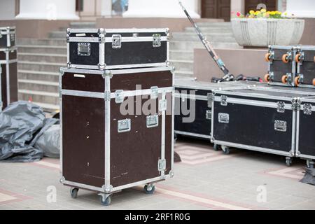 Kisten für Musikgeräte. Professionelle Bühnenausrüstung ist in speziellen Kartons verpackt. Stockfoto